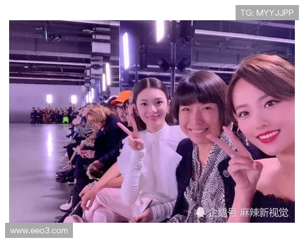 李明携子亮相世俱杯!高颜值父子同框引热议(1)